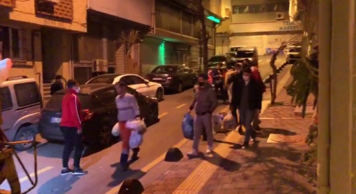 i Vatandaşlar görevlileri alkışladı, yemek ikram etti