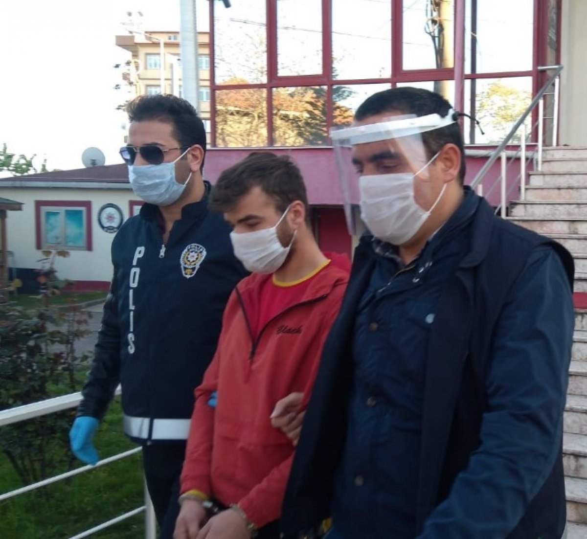 i İstiklal Marşı'nı okuyan kişiyi yaralayan şüpheli yakalandı