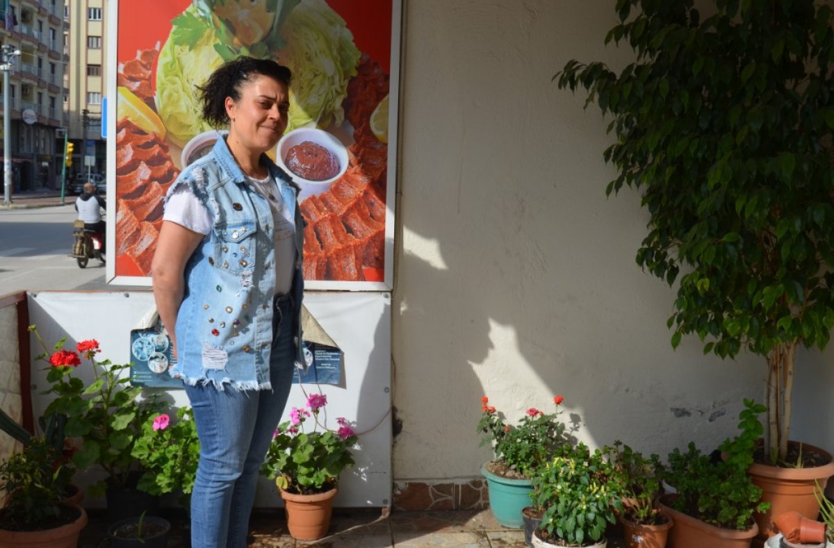 Yaşlı adam ikinci kez saksıda çiçek çaldı