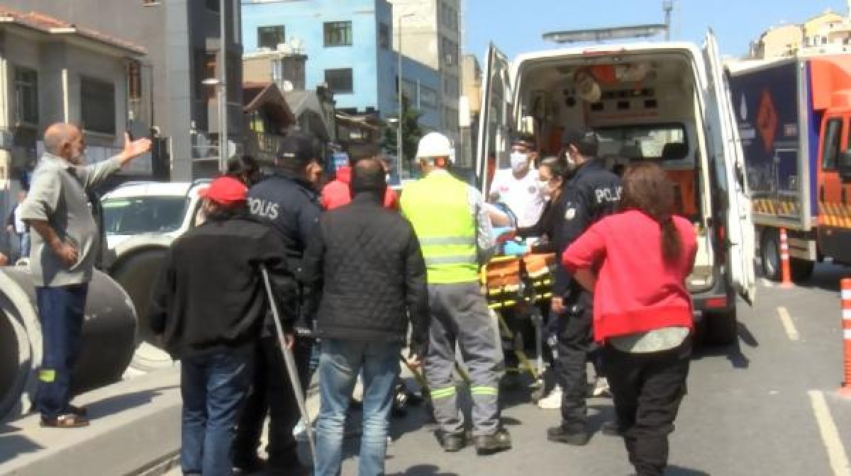 Beyoğlu'nda karşıdan karşıya geçmek isterken araba çarptı