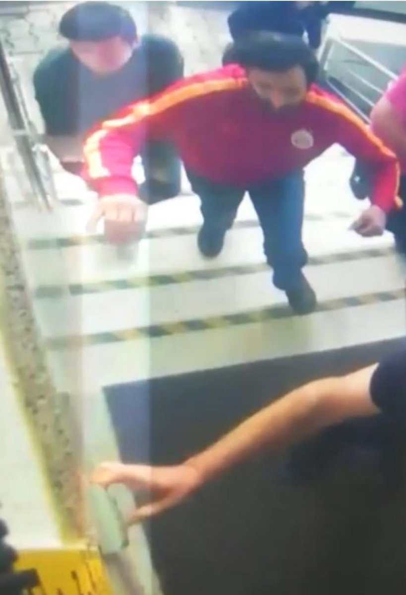 İstanbul'da bina önüne çıkan gençlerin kaçışı