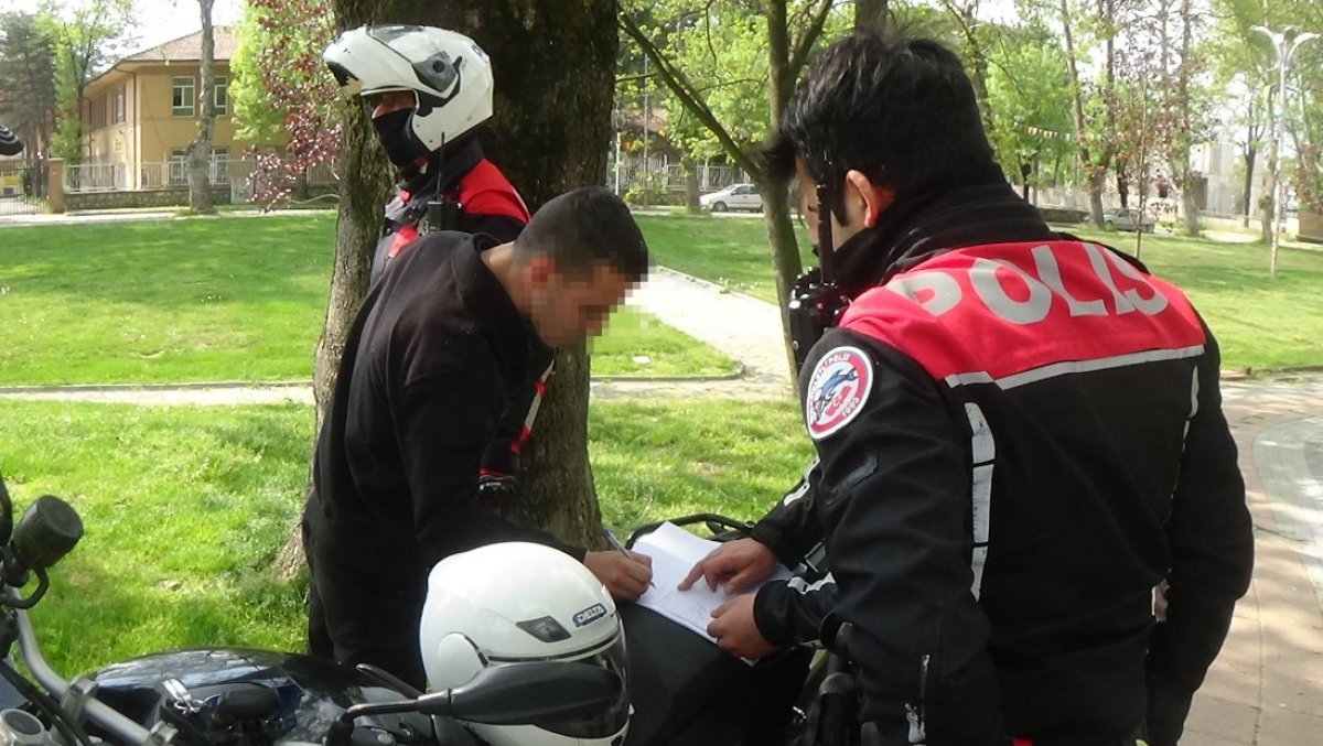 i Sokağa çıkan 20 yaş altı iki gence, 3 bin 600 lira ceza