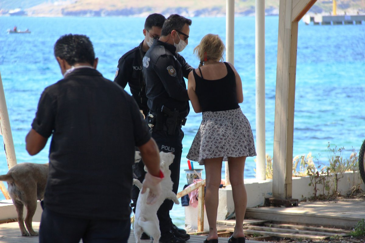 Bodrum’da sahilde sere serpe güneşlenirken yakalandı