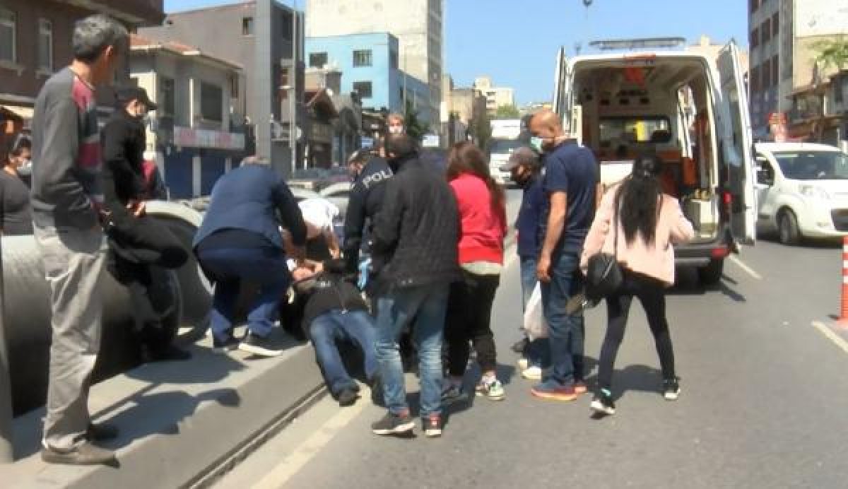 Beyoğlu'nda karşıdan karşıya geçmek isterken araba çarptı