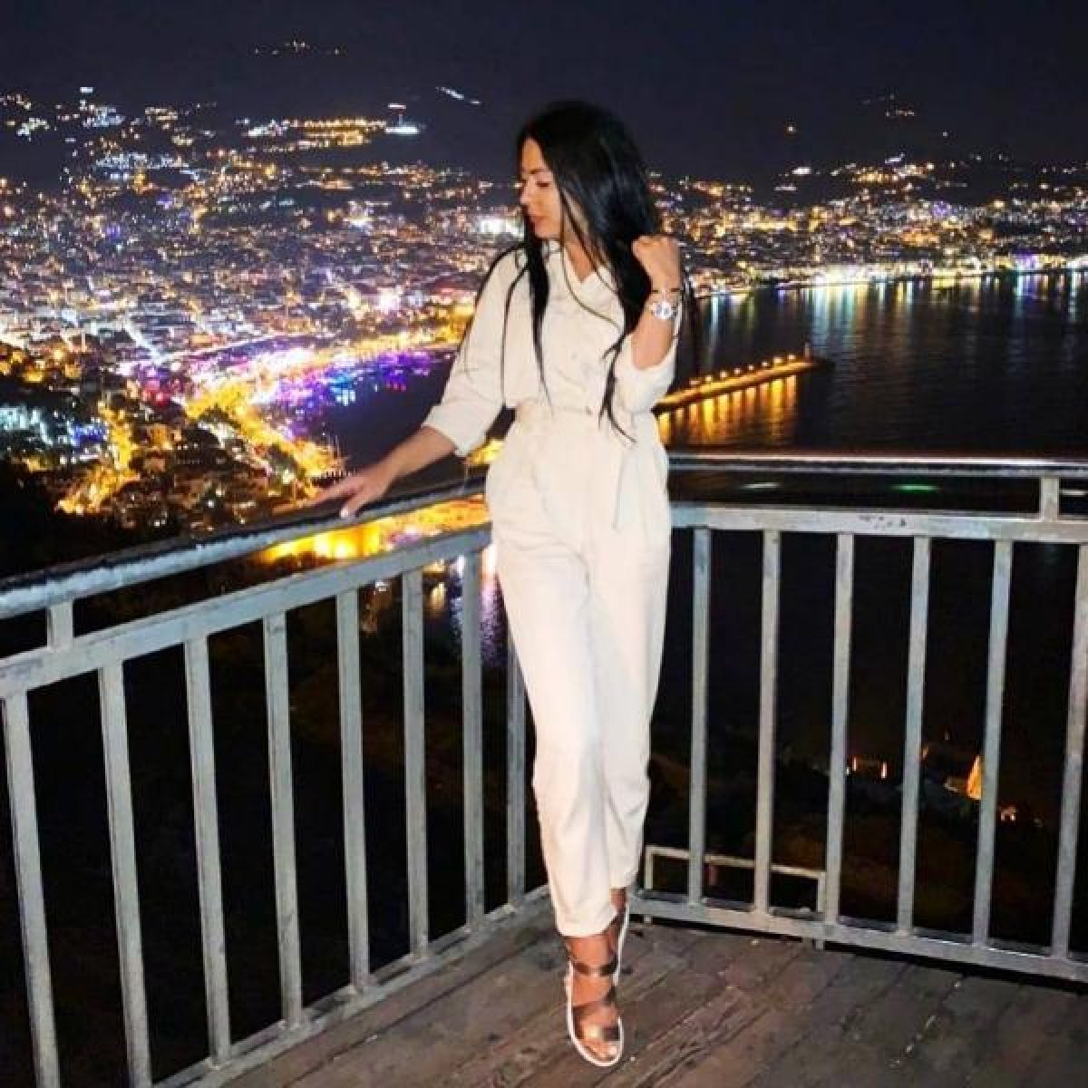 d Fotoğraf çektirmek isteyen kadın denize düşerek öldü