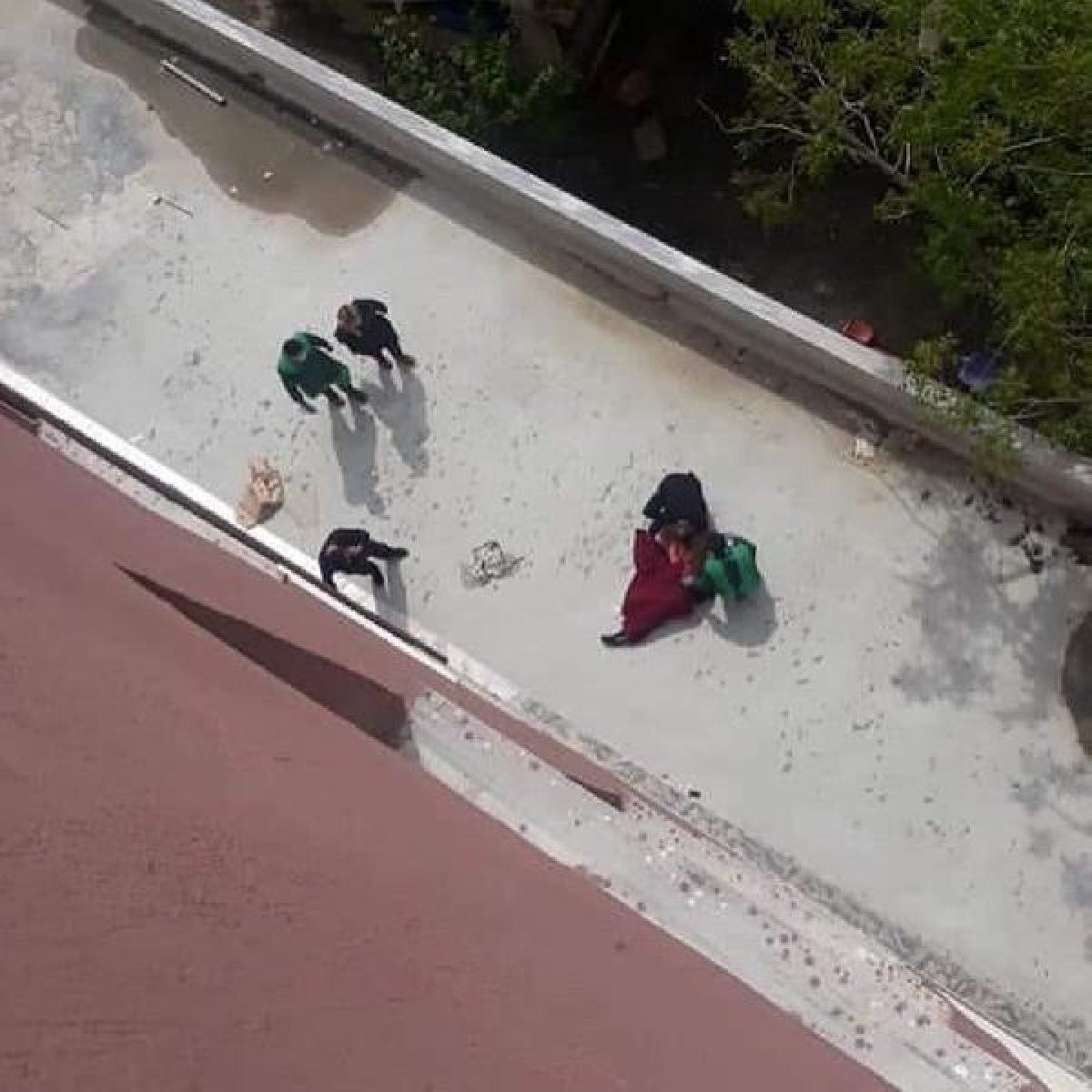 Sağlık personeli kadın evlerinin balkonundan düşüp, öldü