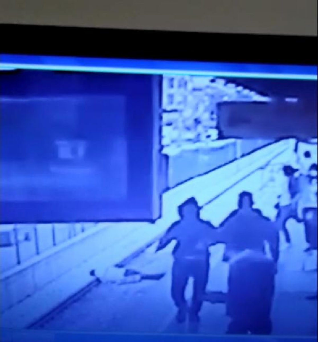 Bursa'da metroda yürürken bayılan genç raylara düştü