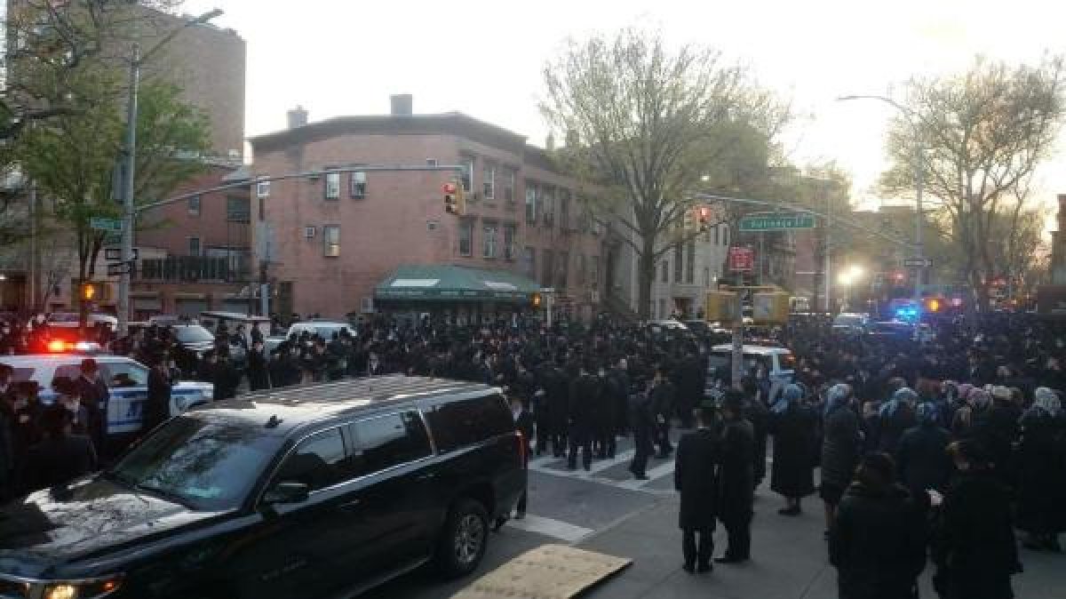 ABD'de cenaze töreninde sosyal mesafe hiçe sayıldı