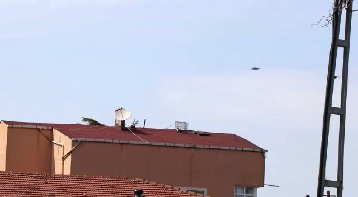 i Drone uyardı, çatıdaki şahıs aşağıya indi