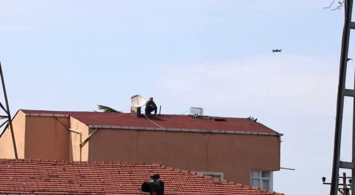 i Drone uyardı, çatıdaki şahıs aşağıya indi