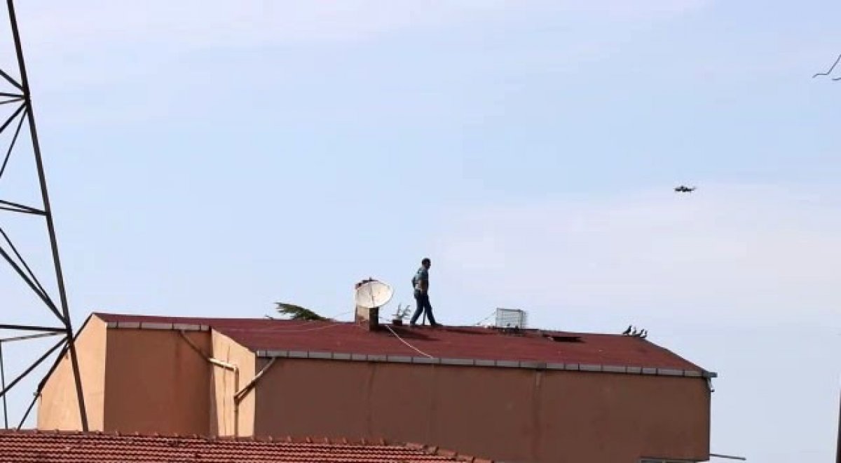 i Drone uyardı, çatıdaki şahıs aşağıya indi
