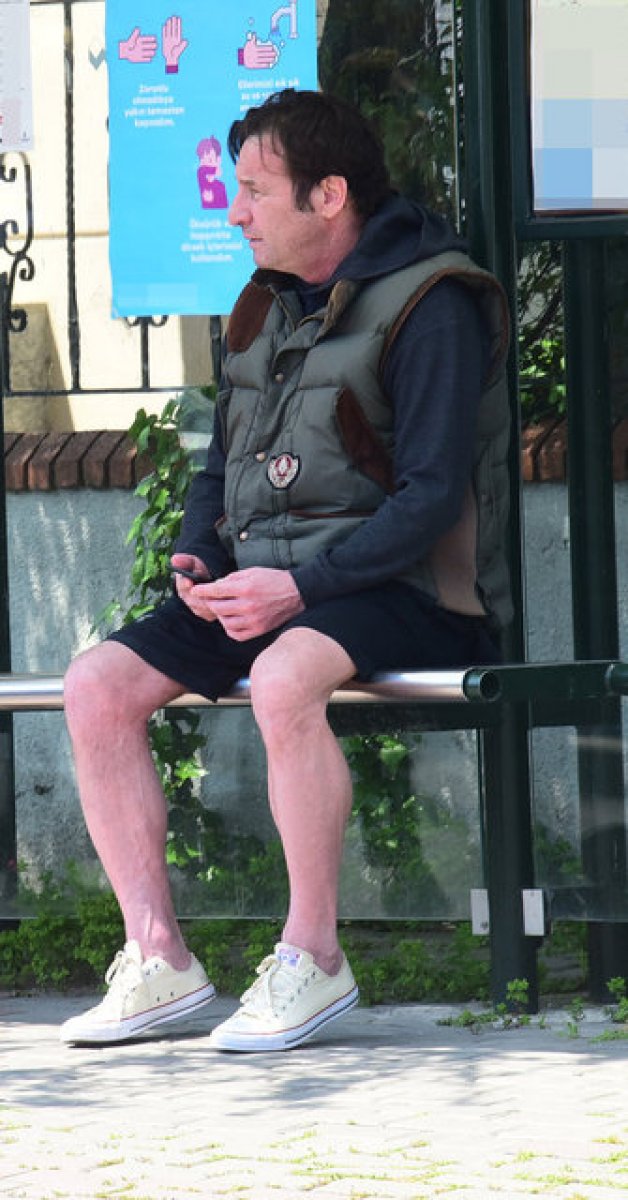 Kaya Çilingiroğlu, otobüs durağında