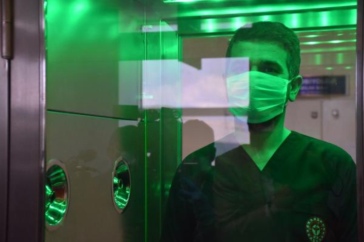 Virüs ve bakterileri 1 dakikada temizleyen kabin