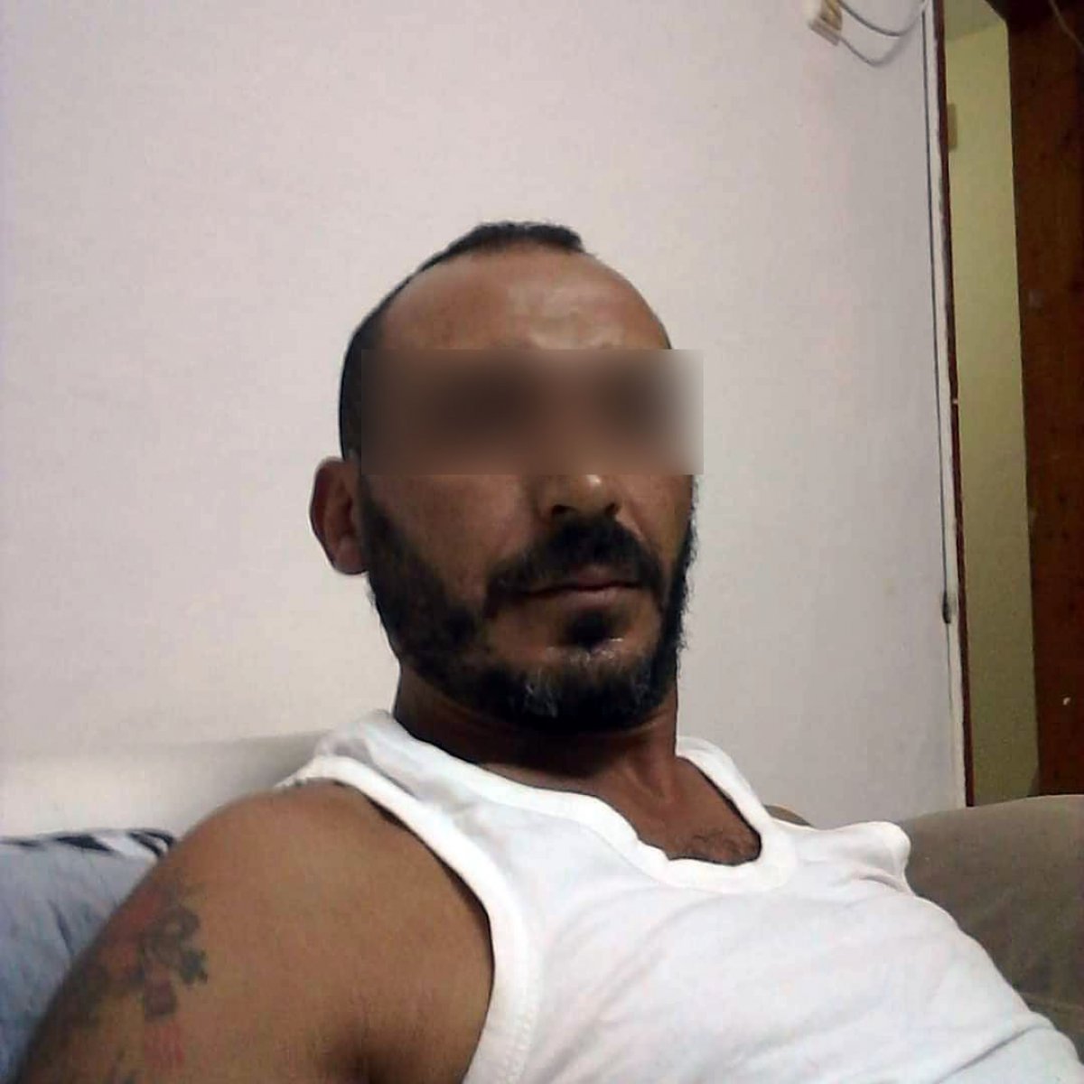 Boşanmak isteyen eşini tornavidayla ağır yaraladı