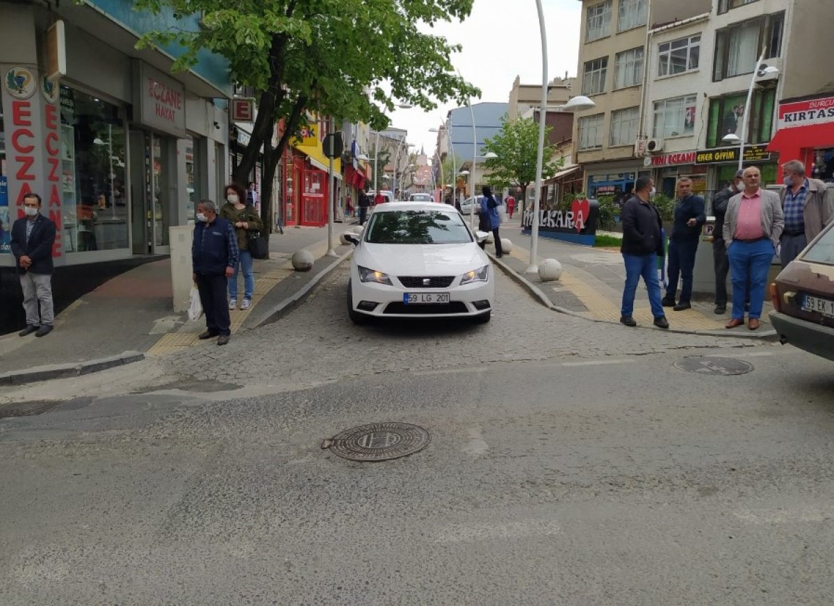 Otomobille motosiklet çarpıştı, yaralıya kimse yaklaşmadı