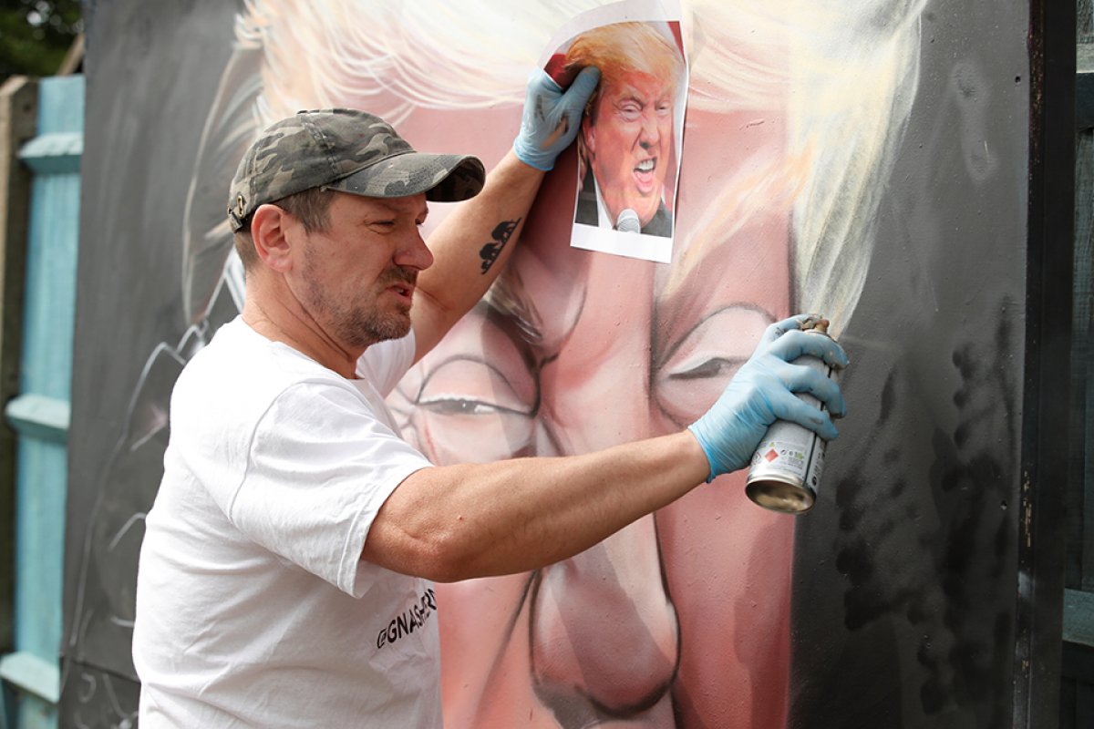 r Trump'ın dezenfektan enjektesi önerisine grafitili tepki