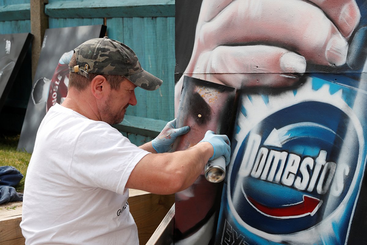 r Trump'ın dezenfektan enjektesi önerisine grafitili tepki