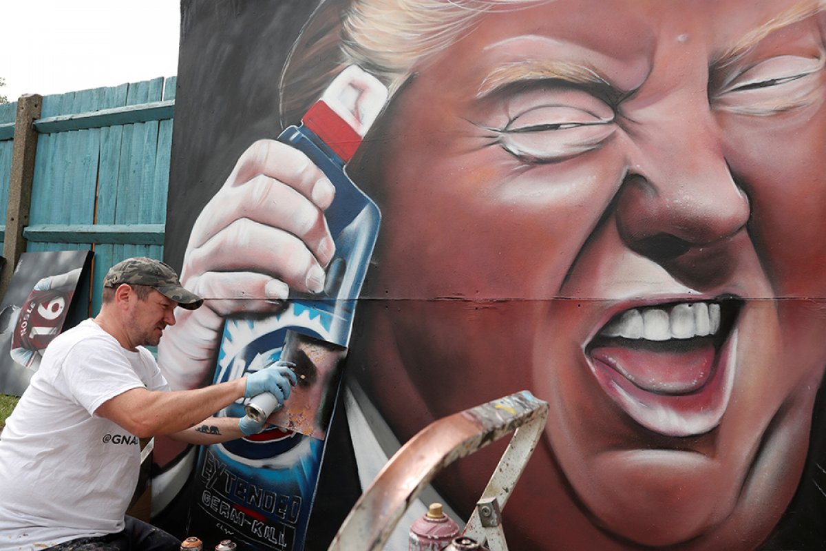 r Trump'ın dezenfektan enjektesi önerisine grafitili tepki