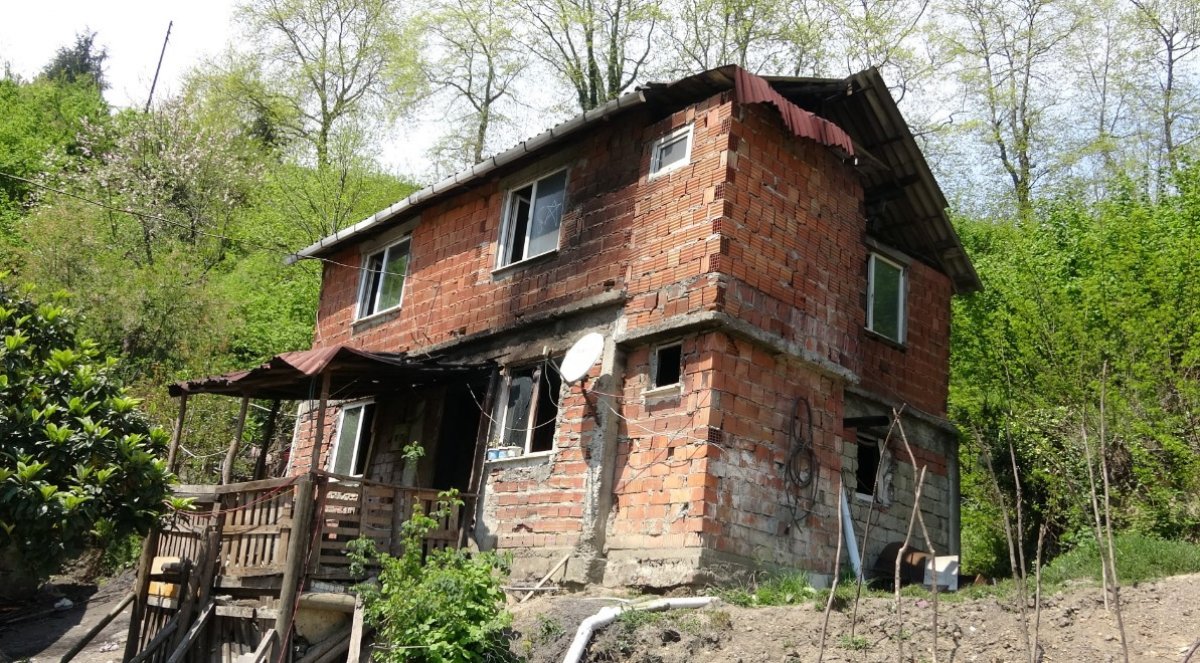 i Çakmakla oynayan 3 yaşındaki çocuk evi yaktı