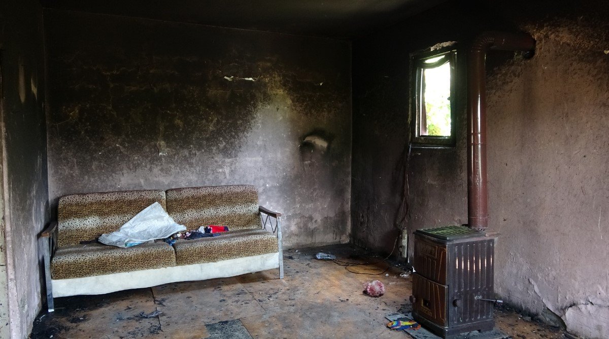 i Çakmakla oynayan 3 yaşındaki çocuk evi yaktı