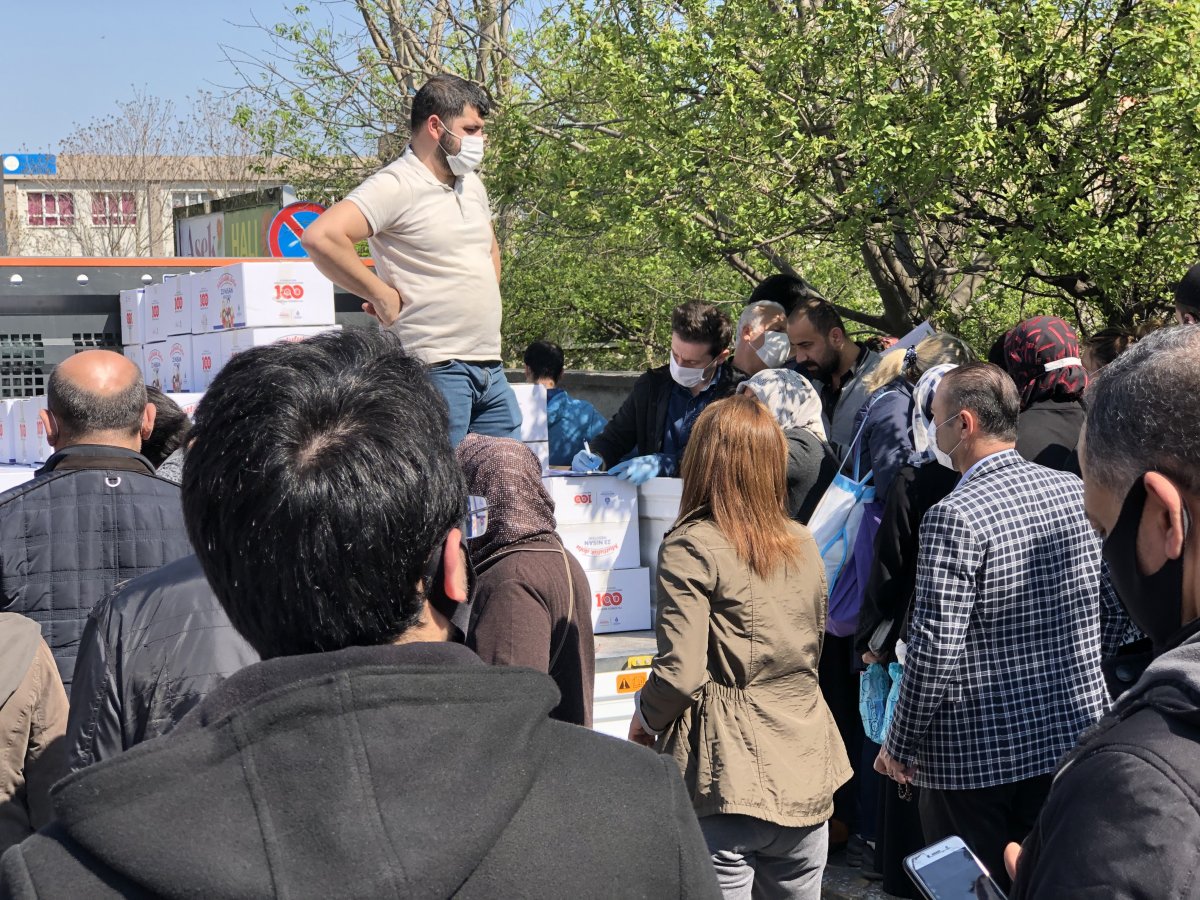 i İBB'den yol ortasında yardım kolisi dağıtımı