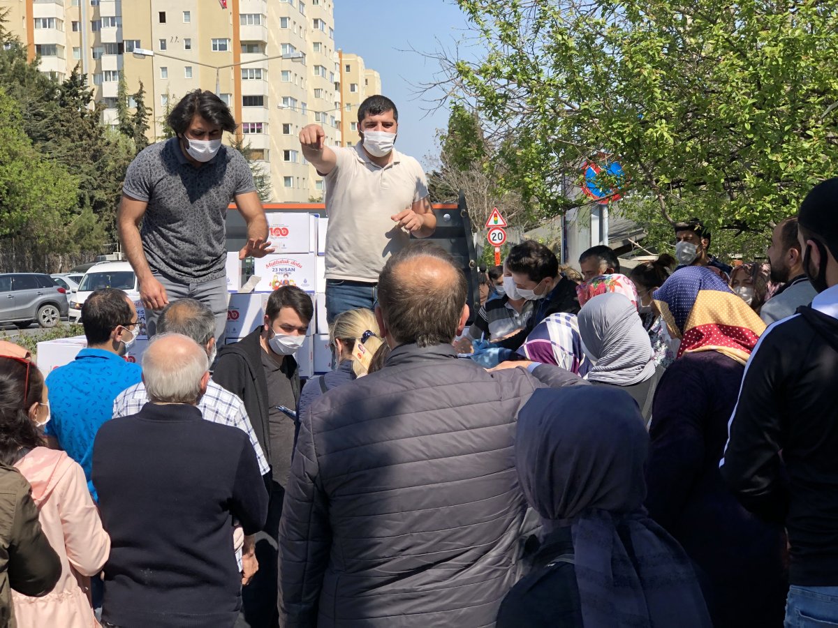 i İBB'den yol ortasında yardım kolisi dağıtımı