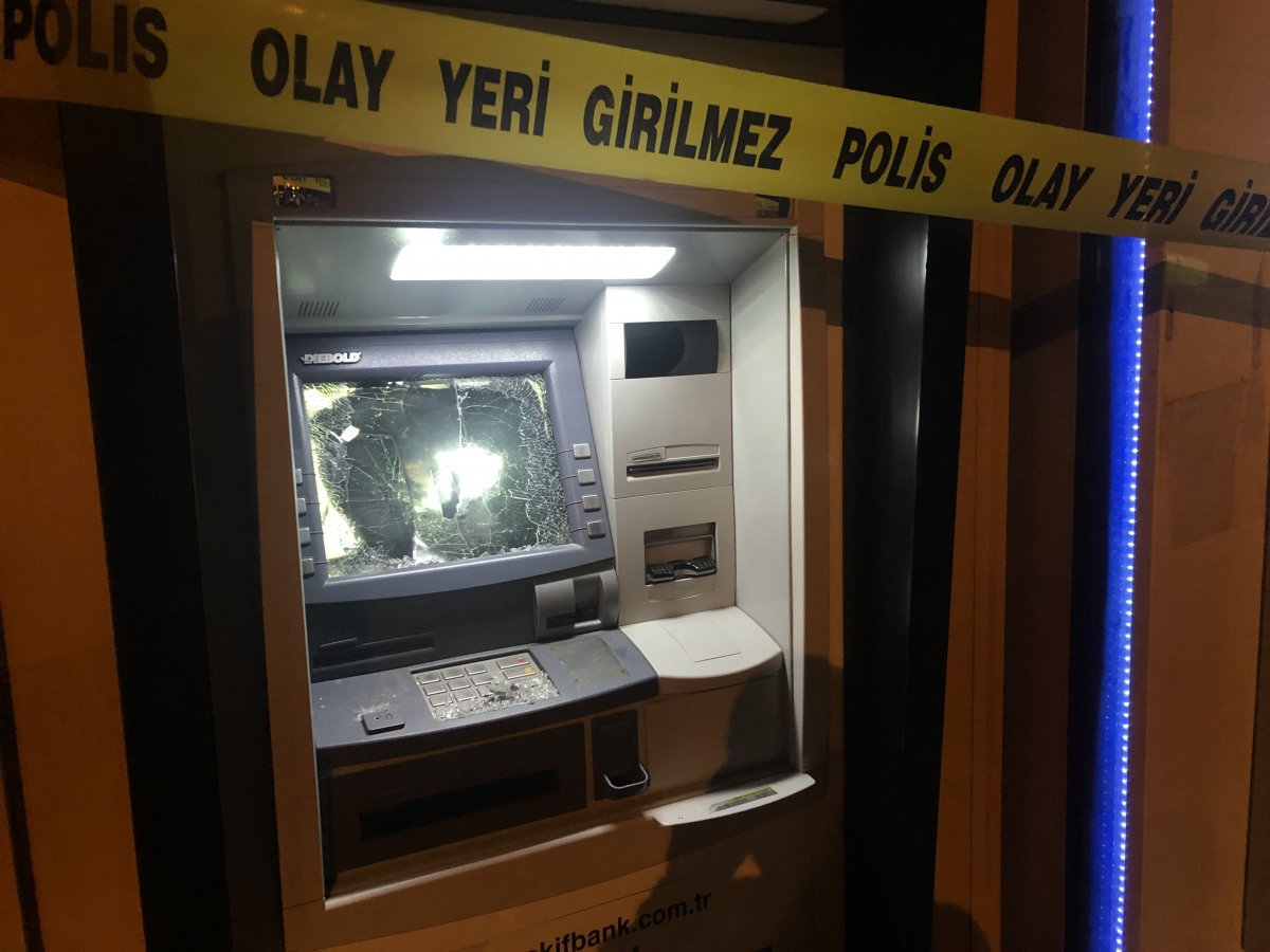 Babasına kızan kadın ATM'leri böyle parçaladı