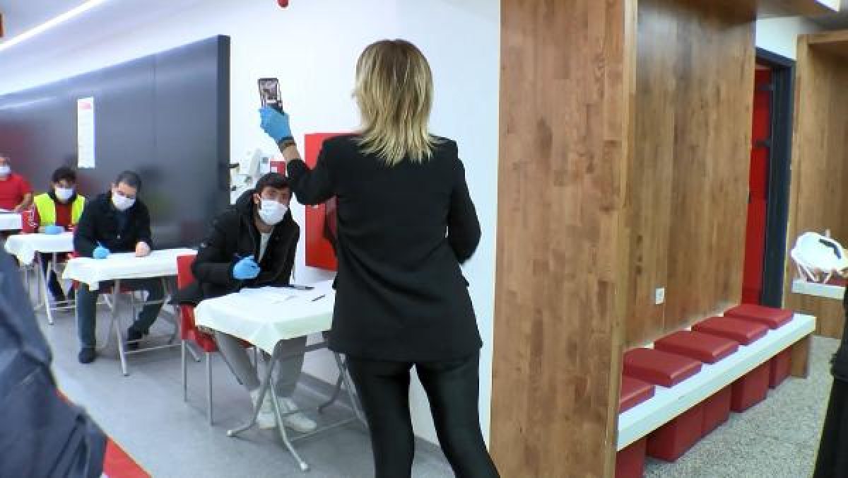 d Gülben Ergen Kızılay'a kan bağışladı