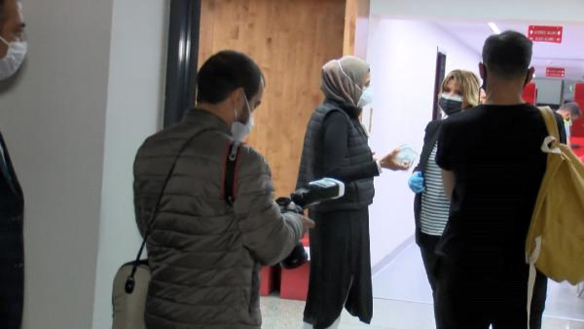 d Gülben Ergen Kızılay'a kan bağışladı