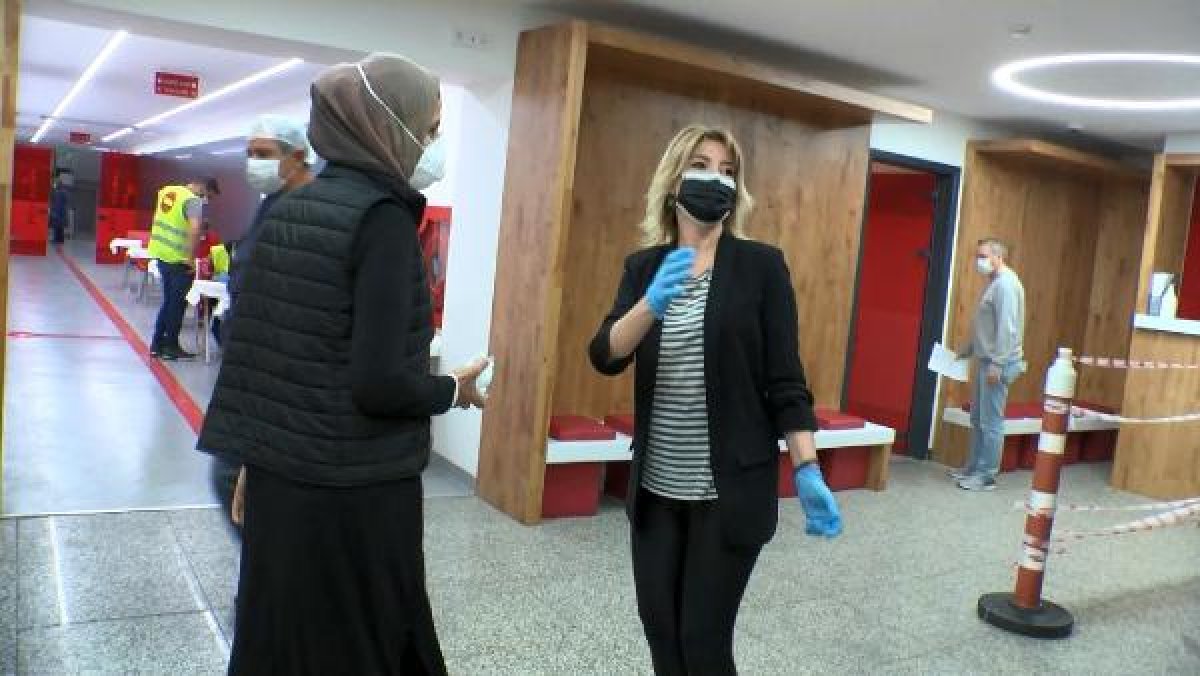 d Gülben Ergen Kızılay'a kan bağışladı