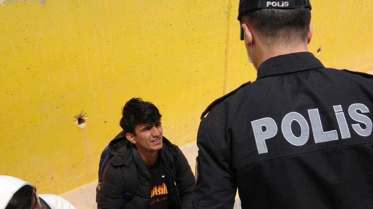 i 8 Pakistanlı, Balıkesir'den İstanbul'a yürürken yakalandı