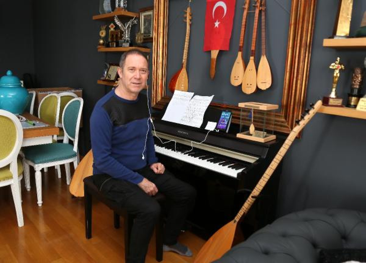 Sümer Ezgü, canlı yayında tabureden düştü