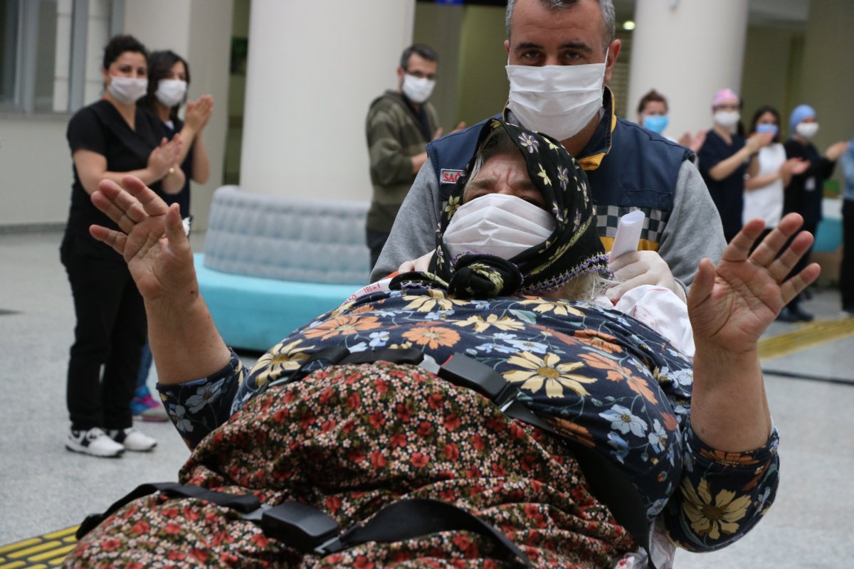 Koronayı yenen hastalardan sağlıkçılara afişli teşekkür