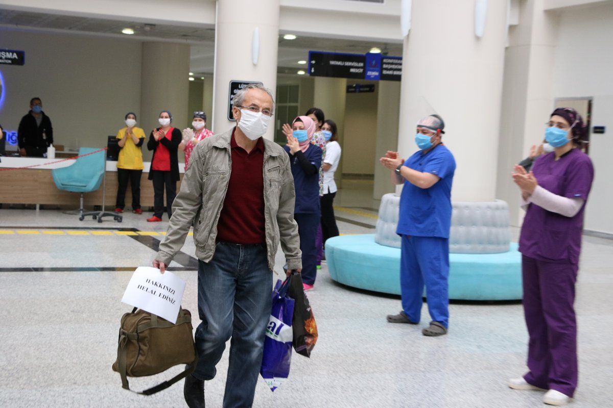 Koronayı yenen hastalardan sağlıkçılara afişli teşekkür