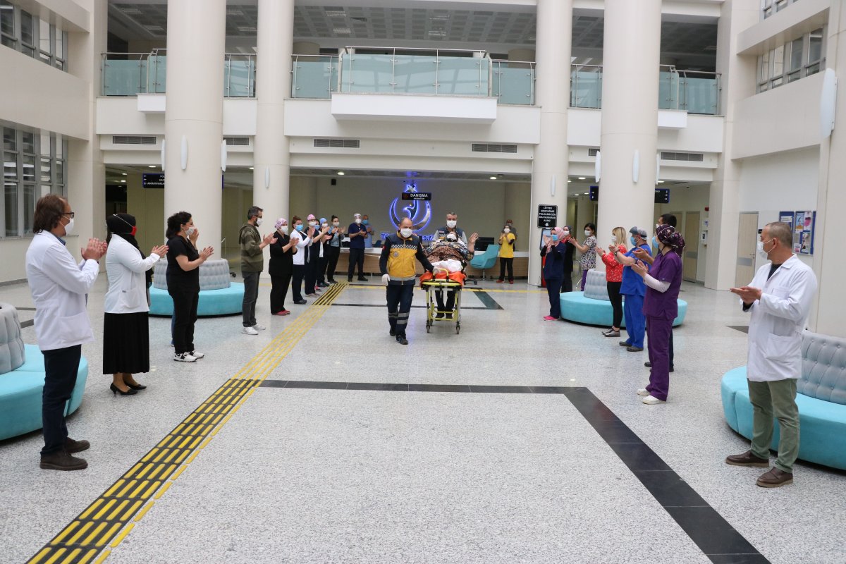 Koronayı yenen hastalardan sağlıkçılara afişli teşekkür