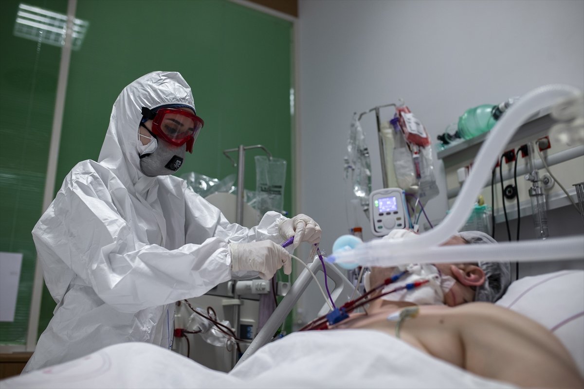 AA ekibi İstanbul'da, sağlıkçıların bir gününü takip etti