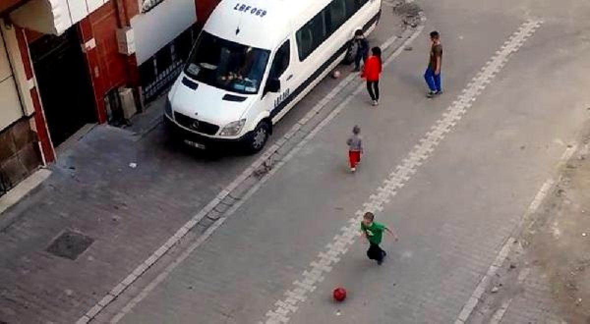 İstanbul'da sokağa çıkan çocukları polis sireni durdurdu