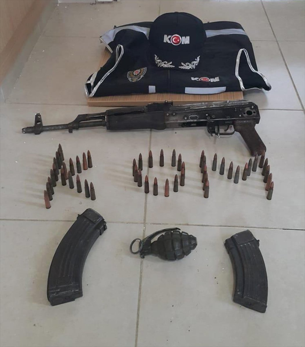 a Adana'da tutuklunun evinden kalaşnikof ve el bombası çıktı