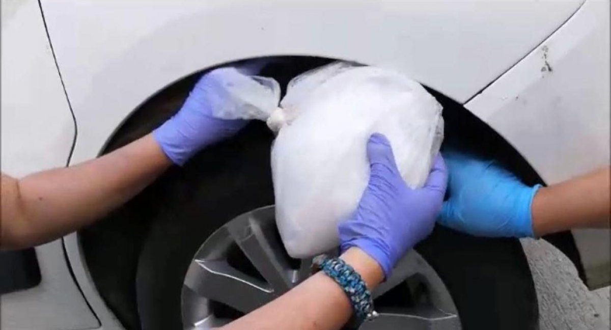 i Aracın çamurluğuna uyuşturucu gizlemişler