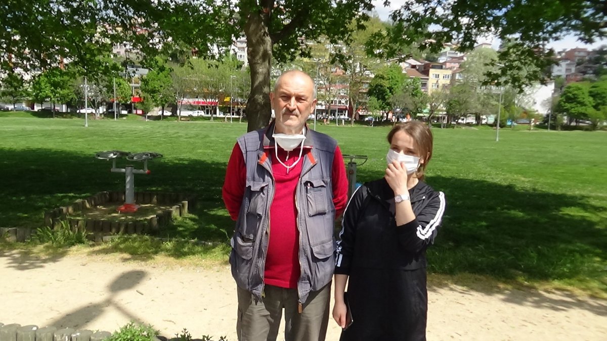 3 yıldır elleriyle beslediği kargayı yine aç bırakmadı