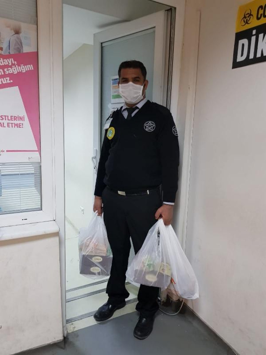 dha 76 yaşındaki kadın, sağlıkçıları kendi elleriyle besliyor