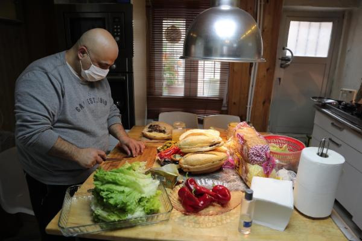 dha 76 yaşındaki kadın, sağlıkçıları kendi elleriyle besliyor