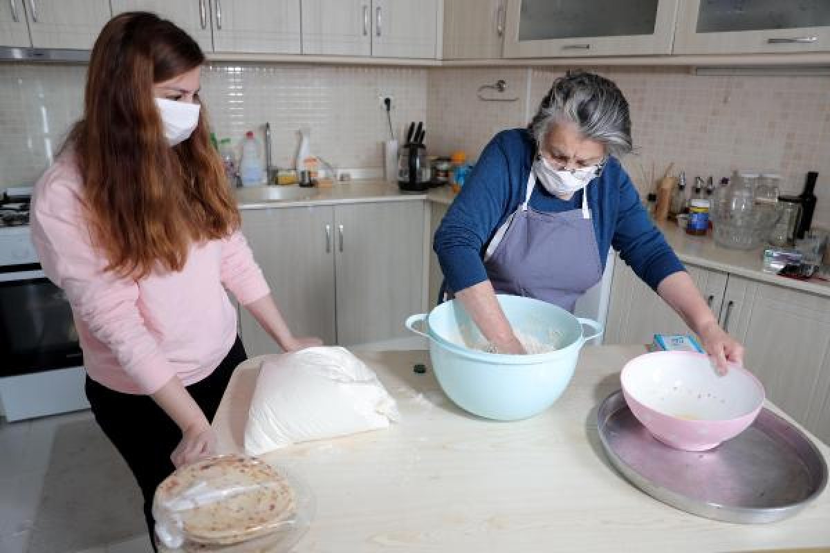 dha 76 yaşındaki kadın, sağlıkçıları kendi elleriyle besliyor