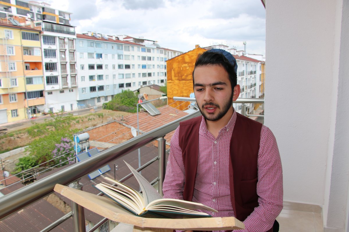 Elazığ'da korona nedeniyle balkonlarda mukabele geleneği