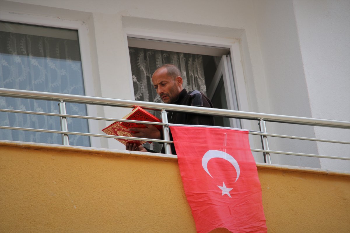 Elazığ'da korona nedeniyle balkonlarda mukabele geleneği