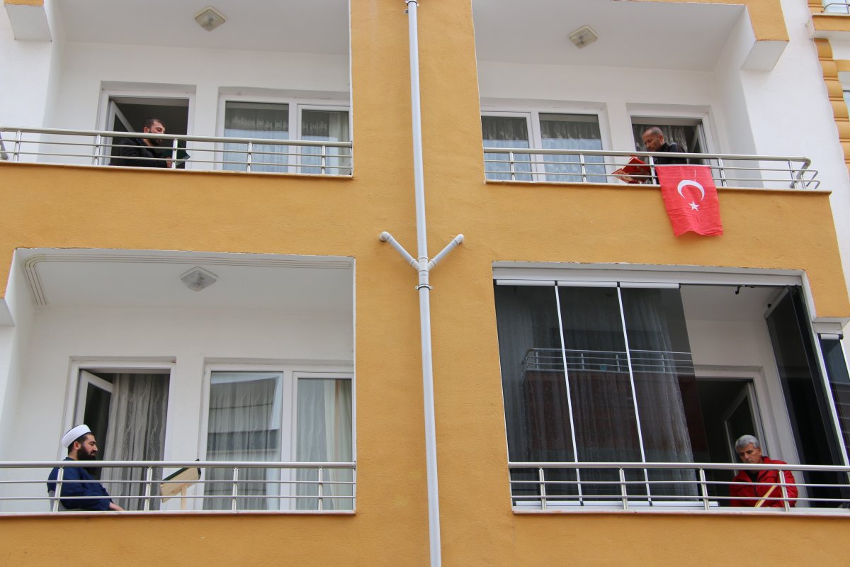 Elazığ'da korona nedeniyle balkonlarda mukabele geleneği