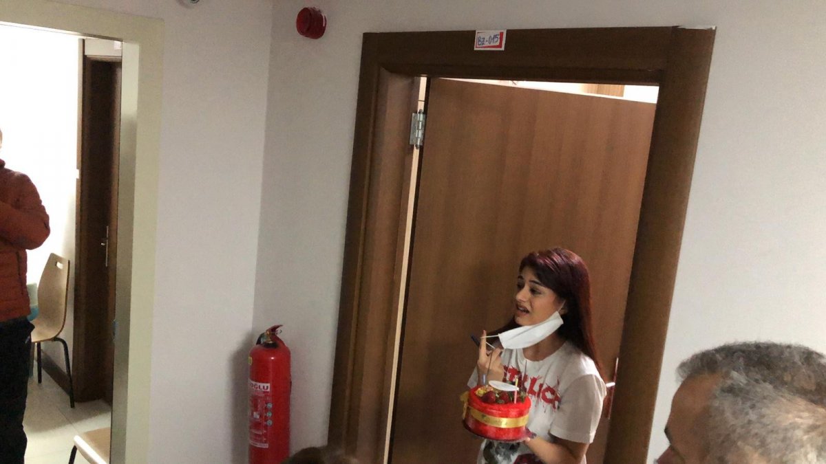 Karantina yurdundan kemanlı şarkılı doğum günü sürprizi