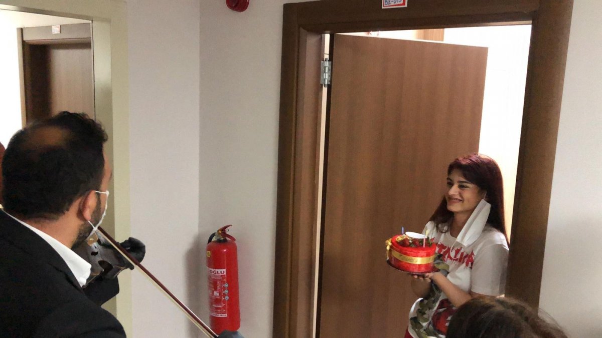 Karantina yurdundan kemanlı şarkılı doğum günü sürprizi