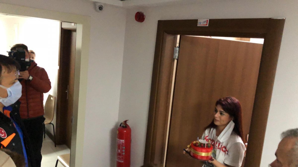 Karantina yurdundan kemanlı şarkılı doğum günü sürprizi