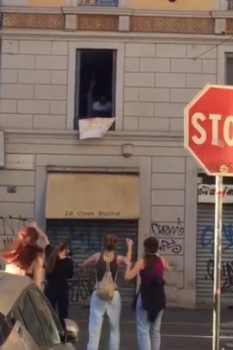 İtalyanlar tedbirlerin gevşetilmesini dans ederek kutladı